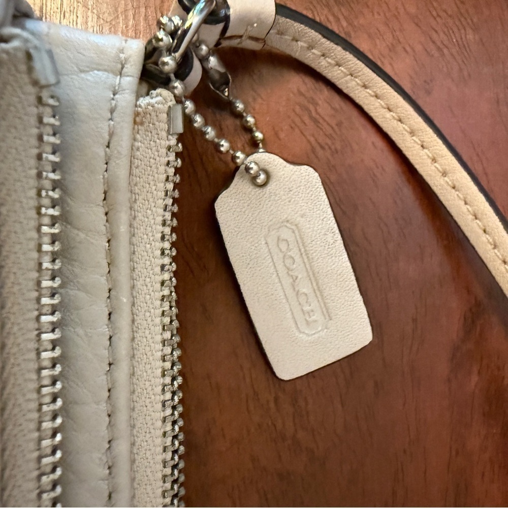 Coach Cream Leather Wristlet – Classic & Elegant - Picture 2 of 6